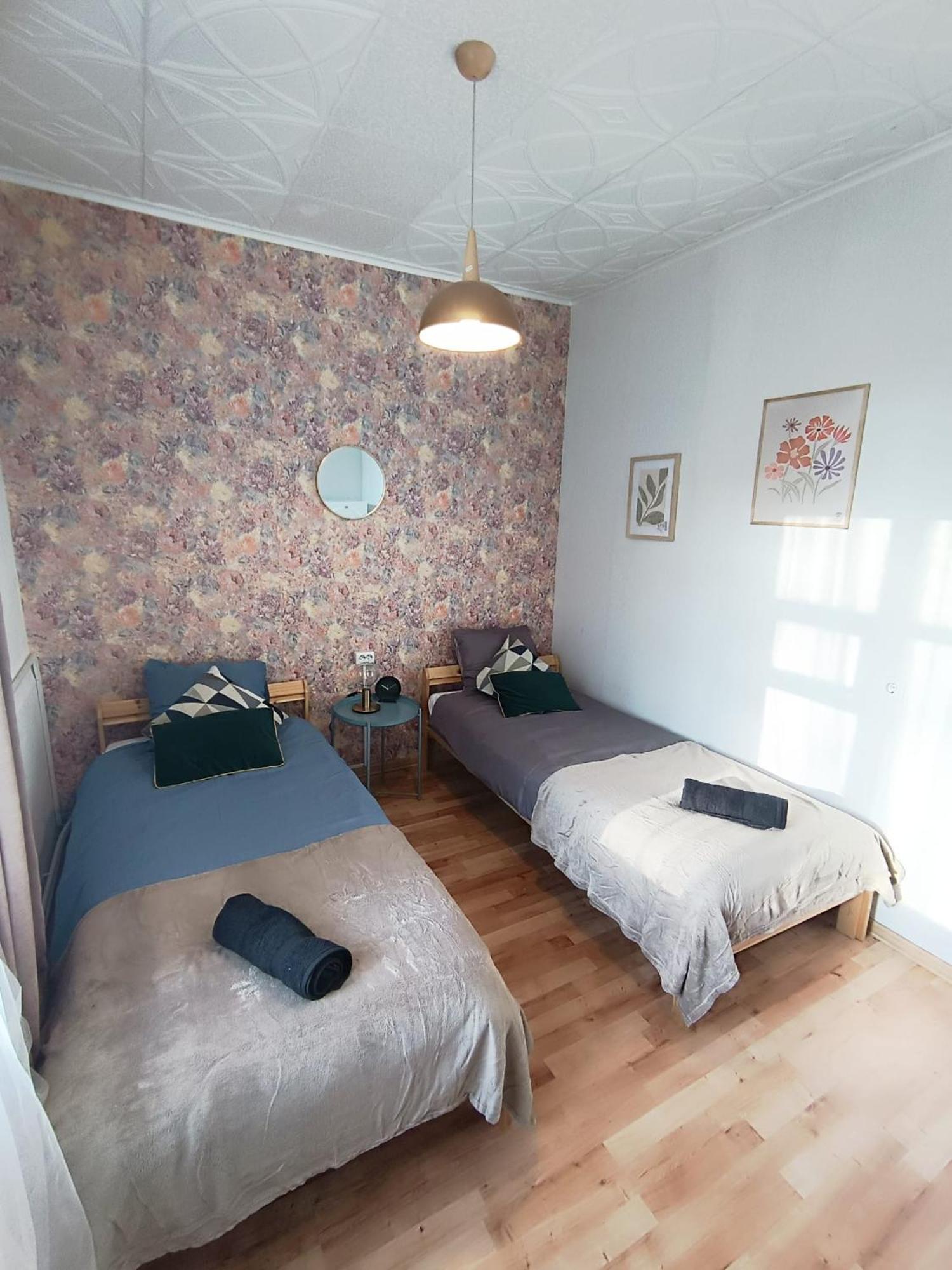 2 Bedrooms Center *